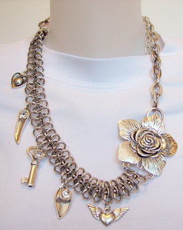 Ketting met metalen bloem